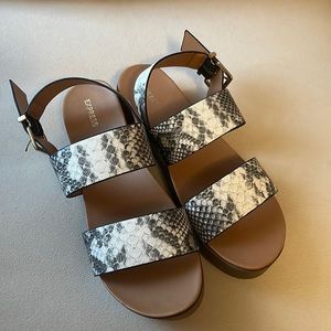 Express sandals